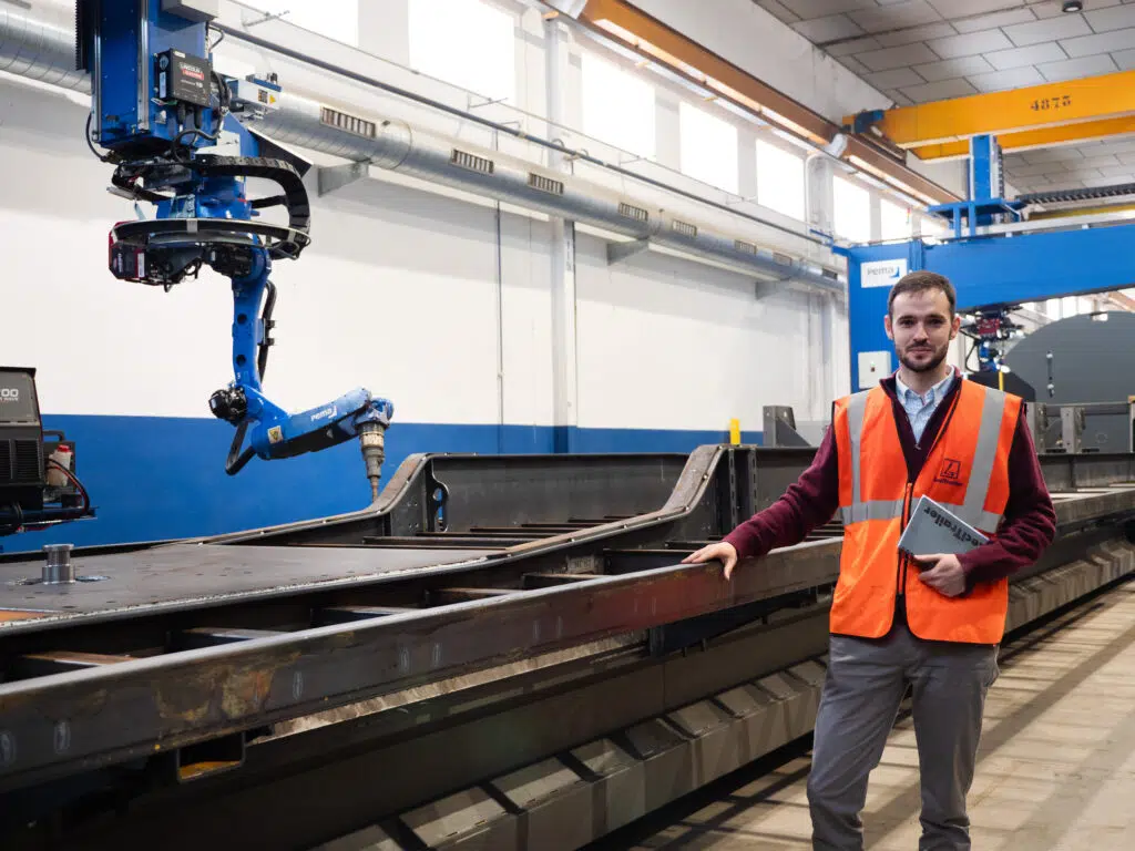 Lecitrailer's Juanjo Martín and the compact robot welding station