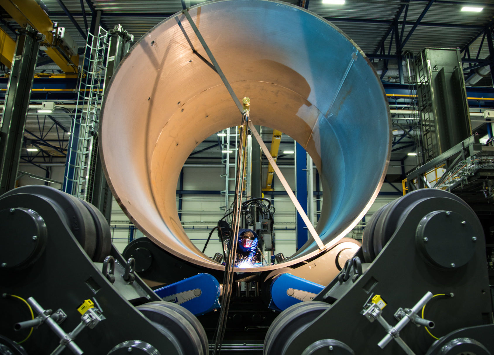 Roller beds are essential for turning heavy-duty cylindrical workpieces