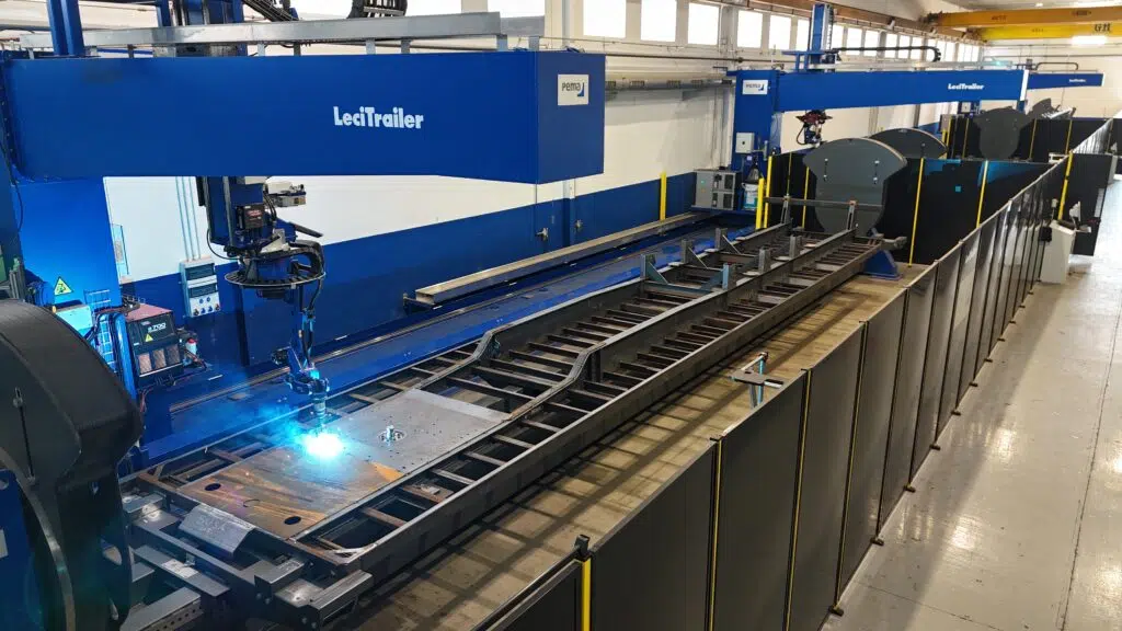 Lecitrailer's custom robotic welding station is composed of three independent workstations that share a longitudinal track system. Operated with WeldControl 300 software.